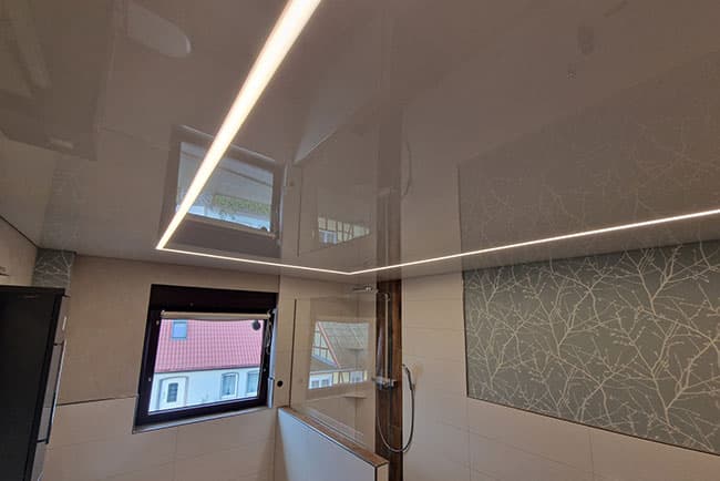 weiße Lackspanndecke im Badezimmer LED Traumlicht