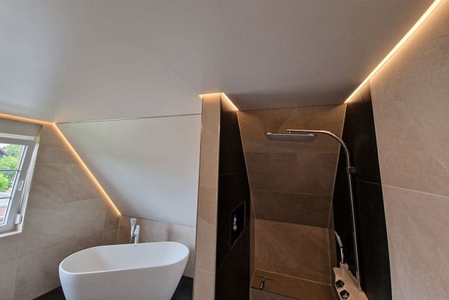 Spanndecke in einem Badezimmer in Magdeburg mit LED Randbeleuchtung
