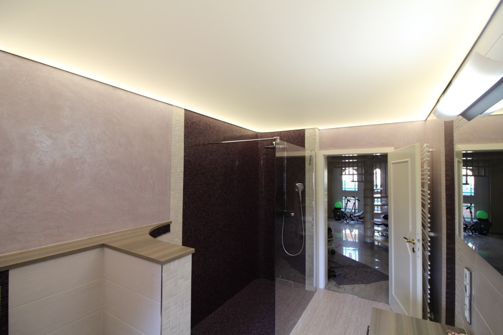 Moderne Lichtdecke im Badezimmer mit gleichmäßiger LED-Beleuchtung