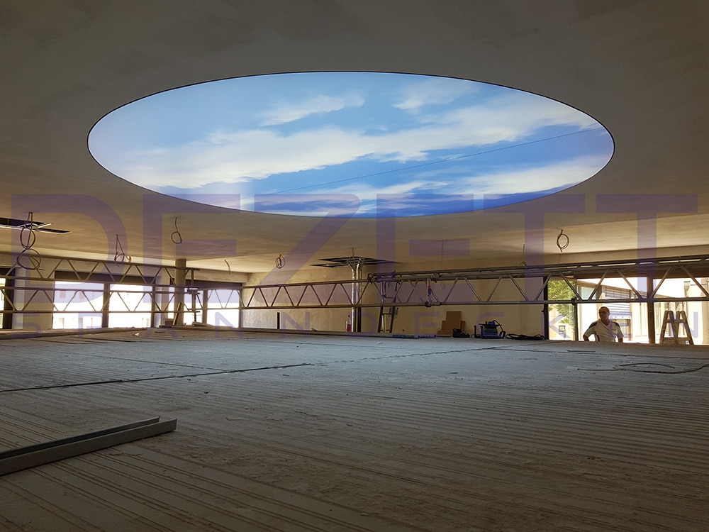 bedruckte Lichtdecke in einer Bankfiliale