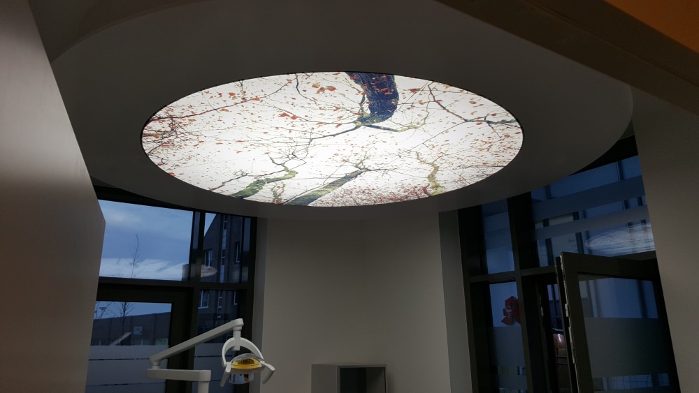 bedruckte Lichtdecke über einem Zahnarzt-Stuhl